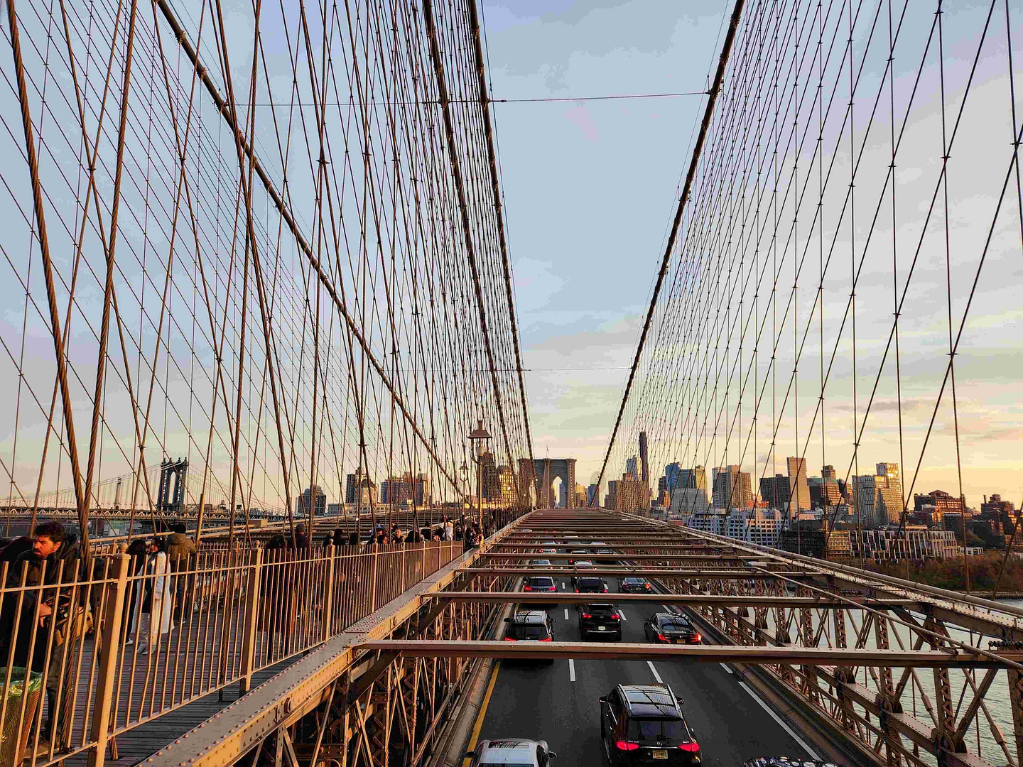 Blick von der Brooklyn Bridge auf Dumbo in Brooklyn