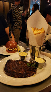 Au Cheval New York Burger Au Cheval New York Burger und Steak Frites
