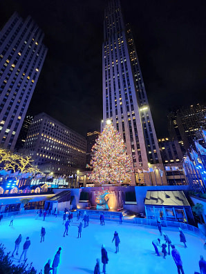 Die Eislaufbahn am Rockefeller Center in New York an Weihnachten