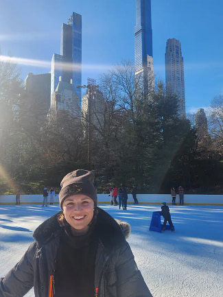 Nina vom New Yorker Reiseblog Raus in die Welt beim Schlittschuhlaufen im Central Park in New York