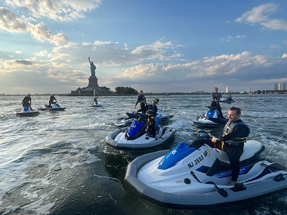 Mit den Jetskis vor der Freiheitsstatue in New York