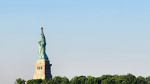 Die Freiheitsstatue in New York thront auf ihrem Sockel