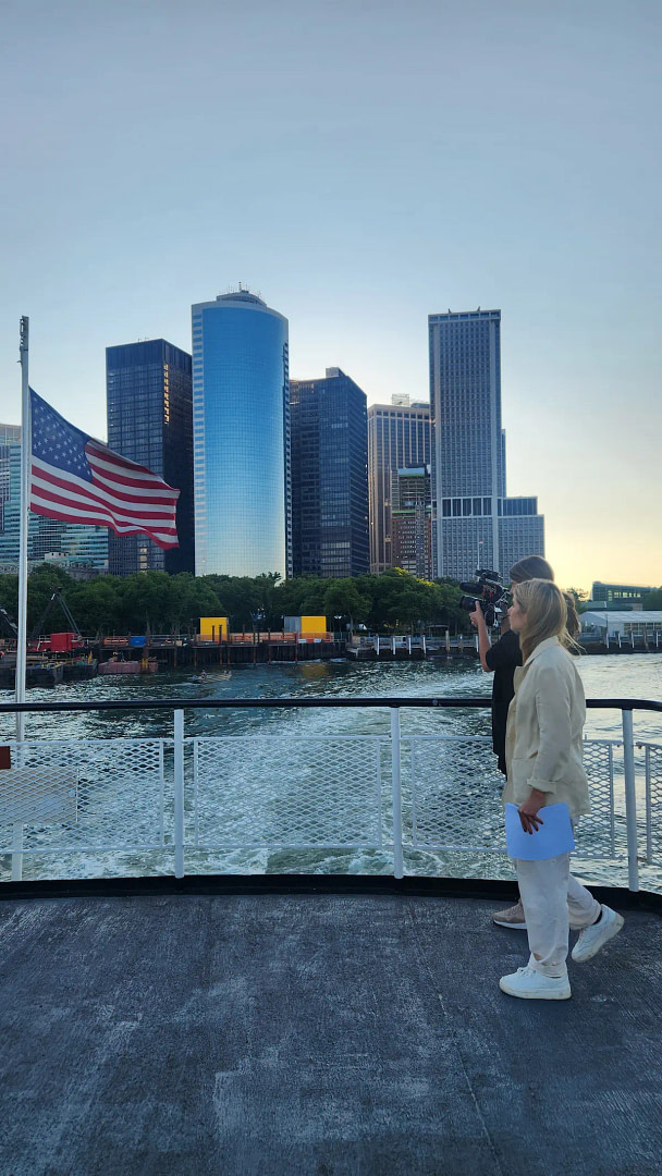 Die Fähre zu Liberty Island mit einem Fernsehteam für einen Dreh in New York