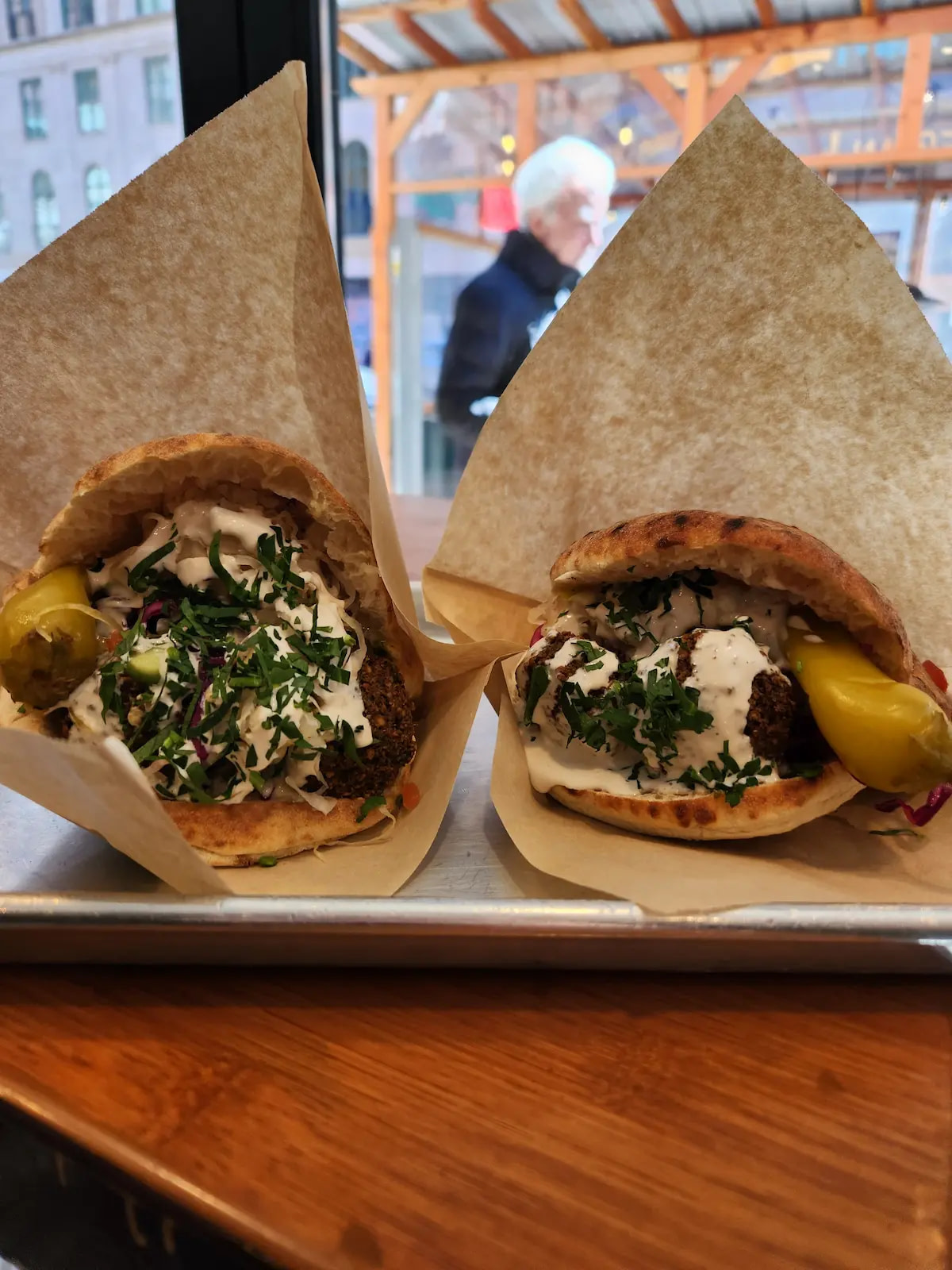 Zwei prall gefüllte Falafel Taschen mit allem bei Tamam in New York