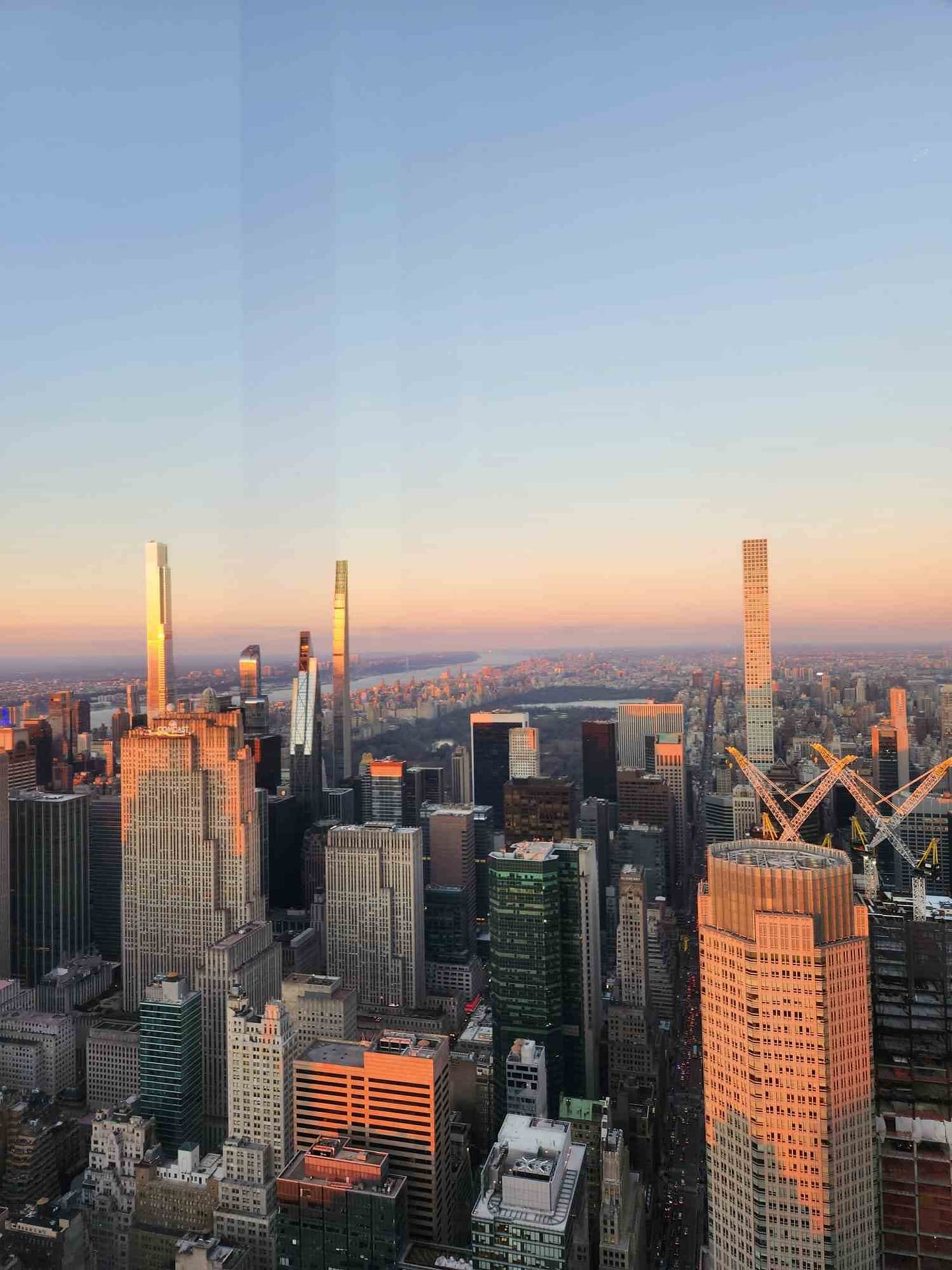 Der Blick auf die Skyline New Yorks im Sonnenuntergang